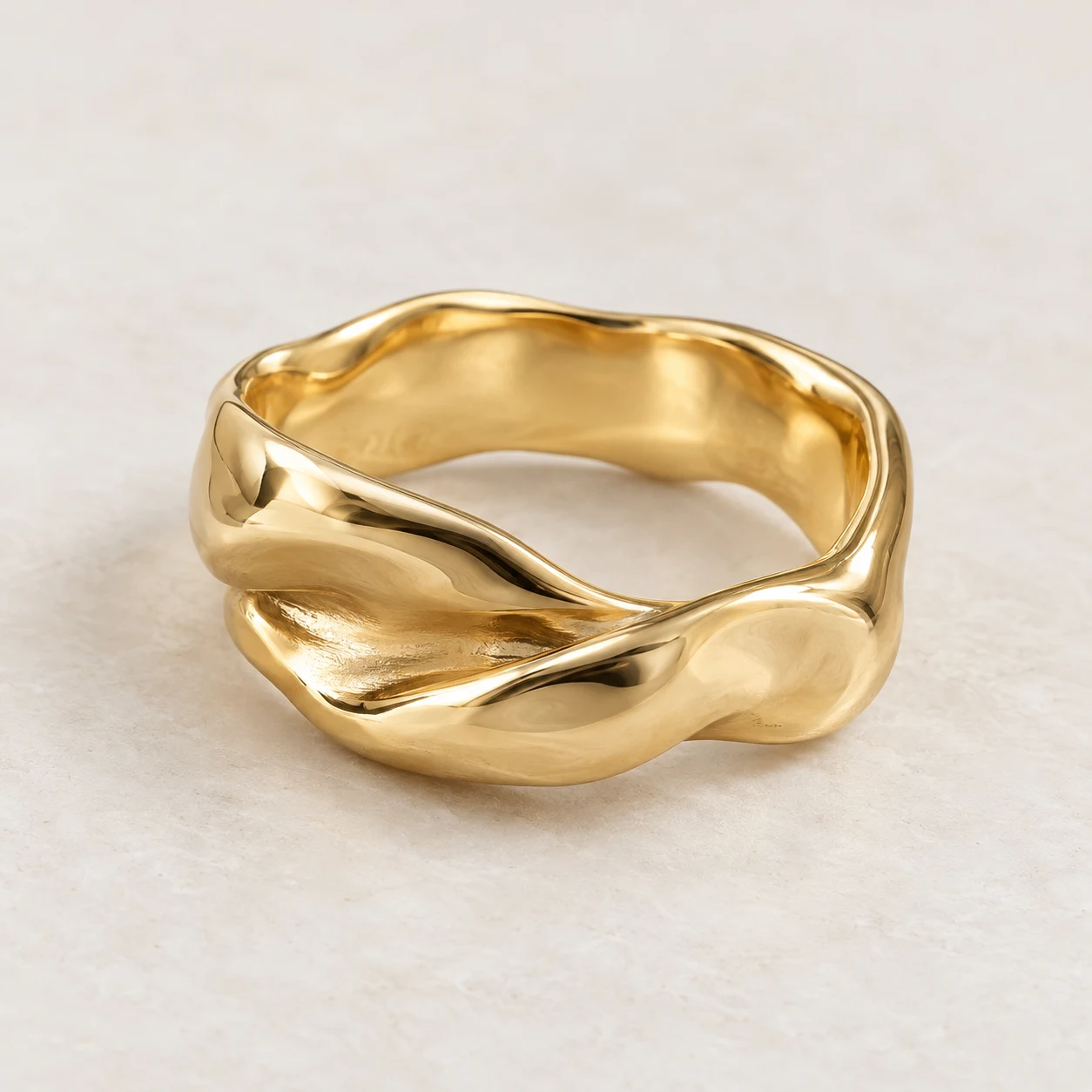 Bague dorée aux formes ondulées, sur fond clair — illustration