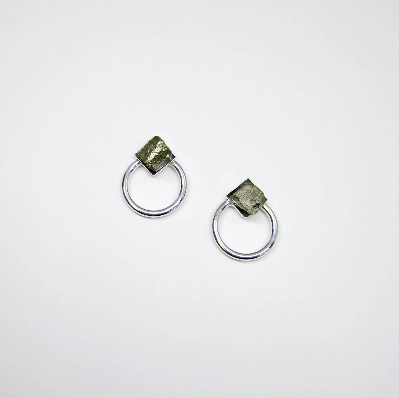 Pyrite & Circle Studs — boucles d’oreilles, argent sterling de Flesch — Esther Chabot