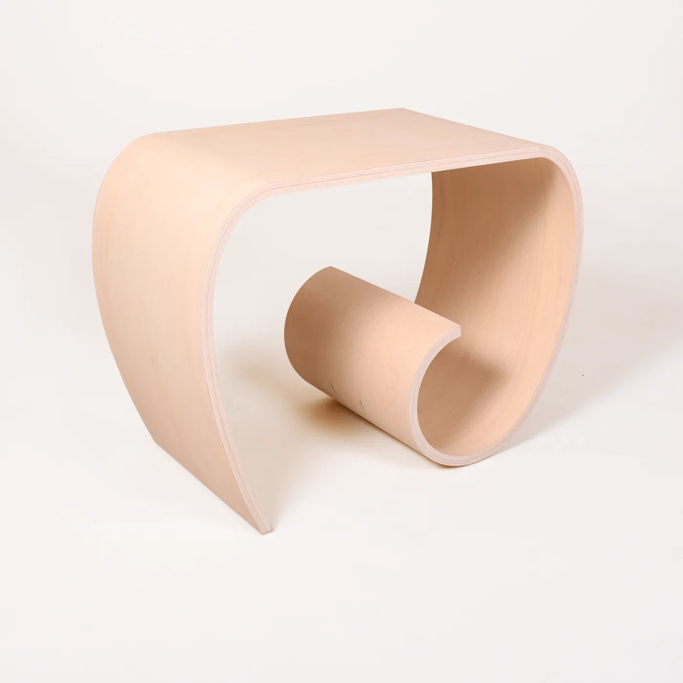 Apple Table — table, bois lamellé courbé de Kino Guérin