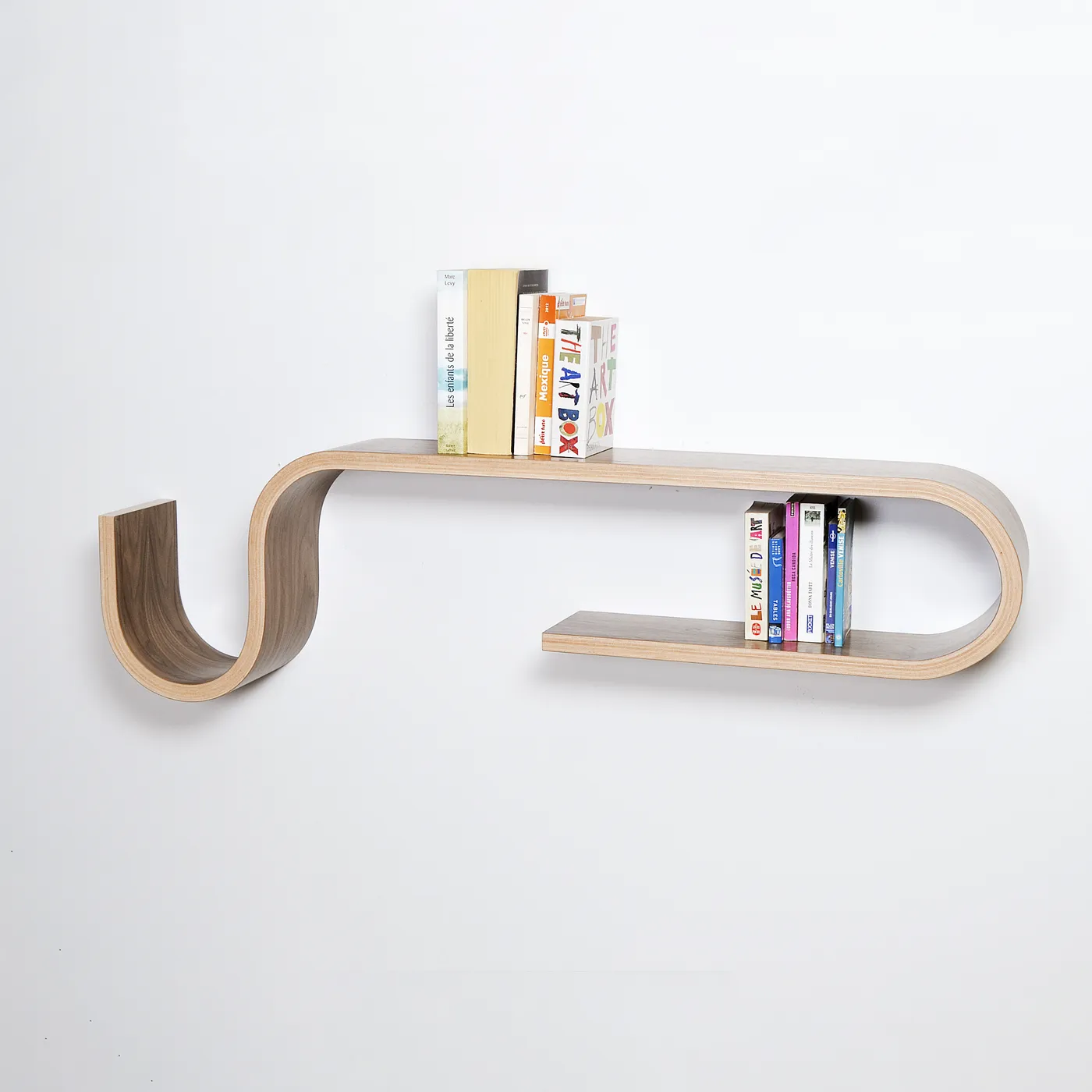 U Shelf — étagère, bois lamellé courbé de Kino Guérin
