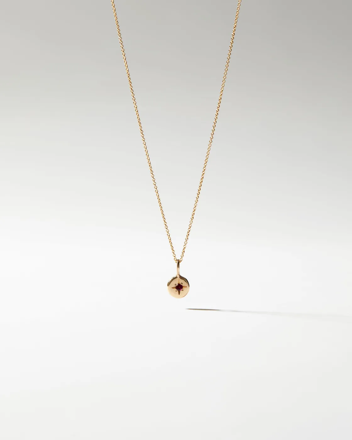 July / Ruby — bijou, or et argent de Savannah Jones Jewellery