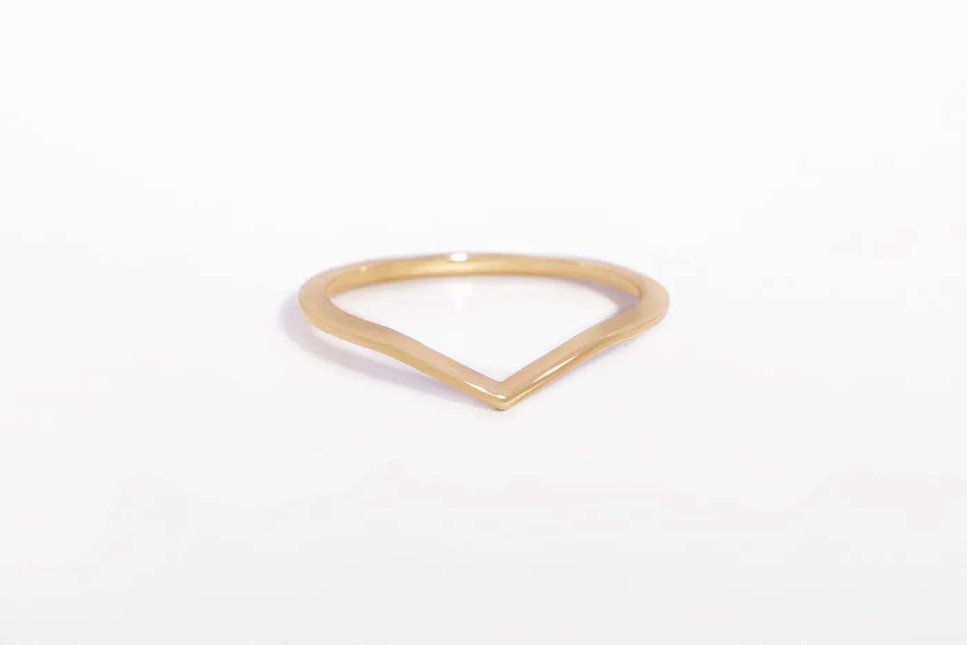 Thin Chevron Band — bague, or et argent de Savannah Jones Jewellery