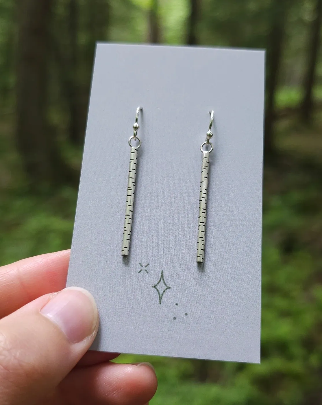 Boucle d'oreille longues Bouleau sur crochet, inspirées de l'écorce des arbres et entièrement faites à la main. Argent sterling. — boucles…