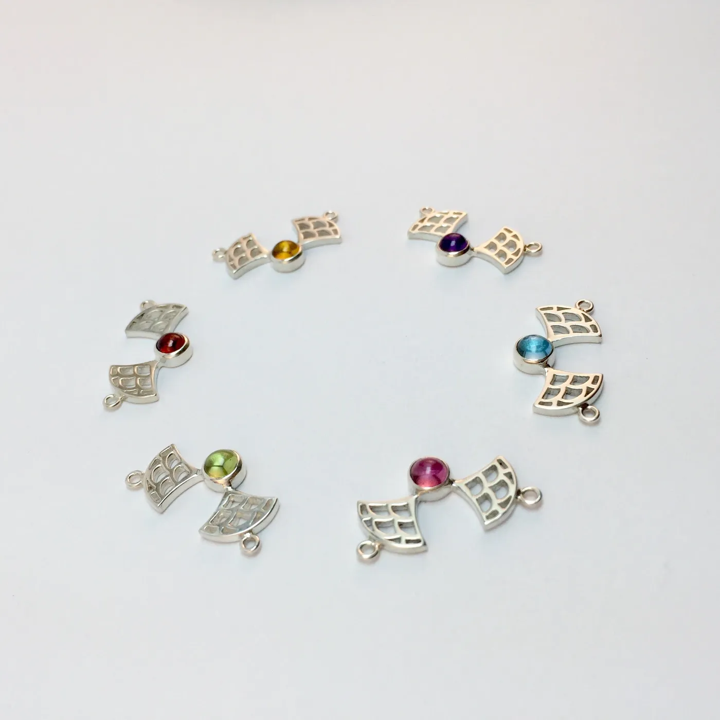 Collier double Vague Seigaiha serti d’une améthyste, argent sterling avec chaîne. Inspiration Japon et fée Navi. Bijou minimaliste, pierre fine. —…