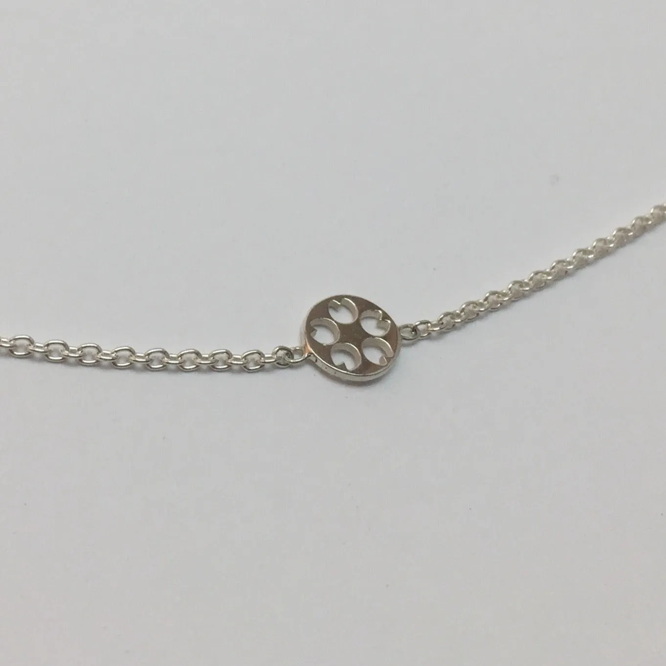 Petit pendentif Sakura, fleurs de cerisier, bijou minimaliste, argent sterling, bijou d'inspiration Japonaise. — collier, argent sterling de Yonomori…